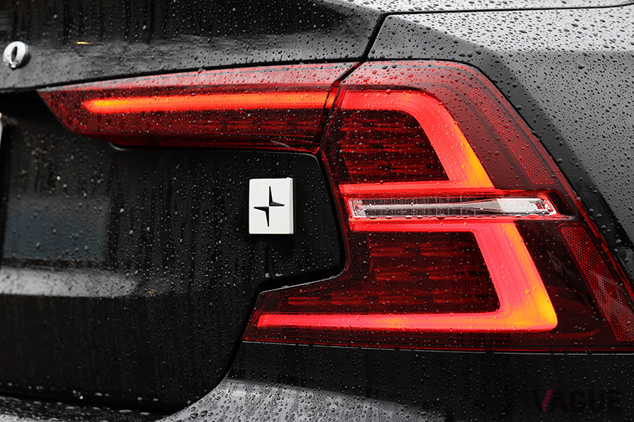 リアにもポールスターのロゴマークが入る