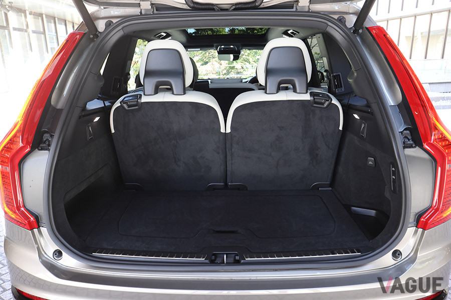ボルボ「XC90 D5 AWD R-DESIGN」の荷室。サードシートを使用した状態でも314リッターを確保している