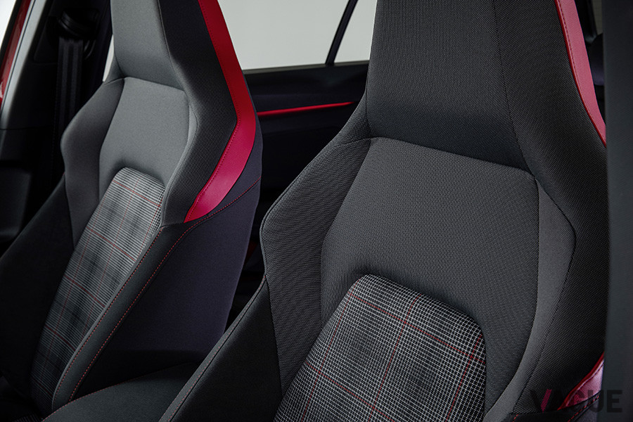 フォルクスワーゲン新型「ゴルフGTI」のスポーツシート。チェック柄の伝統を守っている