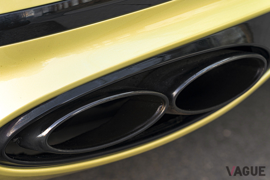 オプションのブラックラインスペシフィケーションで、マフラーエンドをブラック化。V8モデルなのでオーバルではなく、「∞」のデザインとなる