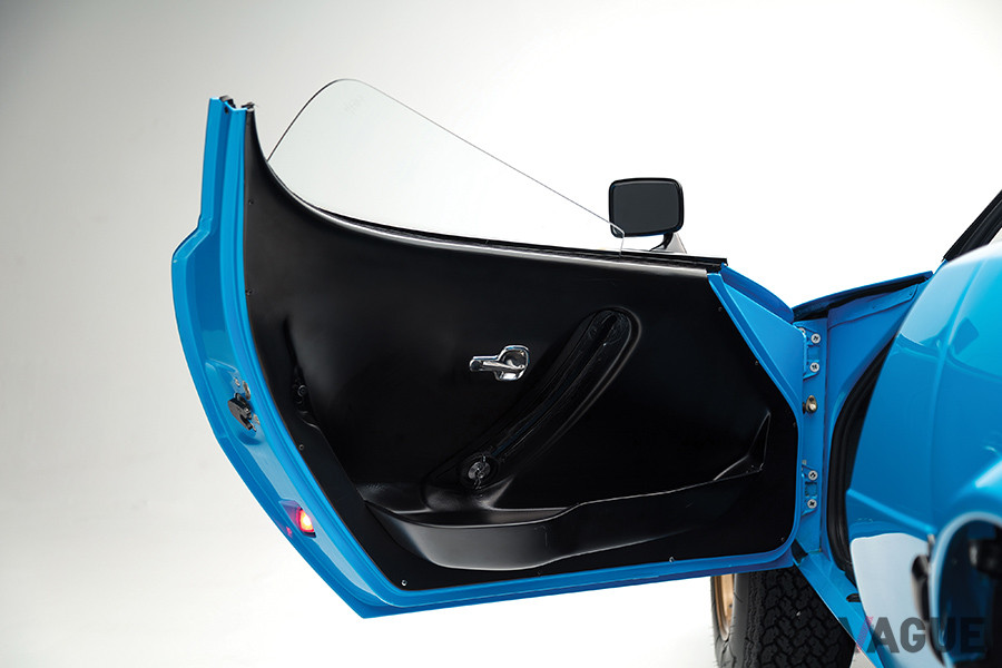 ドアパネルには、ヘルメットが置けるポケットが備わる（C）2020 Courtesy of RM Sotheby's