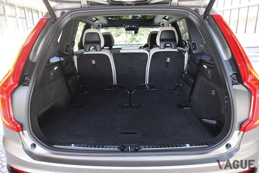 ボルボ「XC90 D5 AWD R-DESIGN」のサードシートを折りたたんだ状態。フラットな荷室で692リッター
