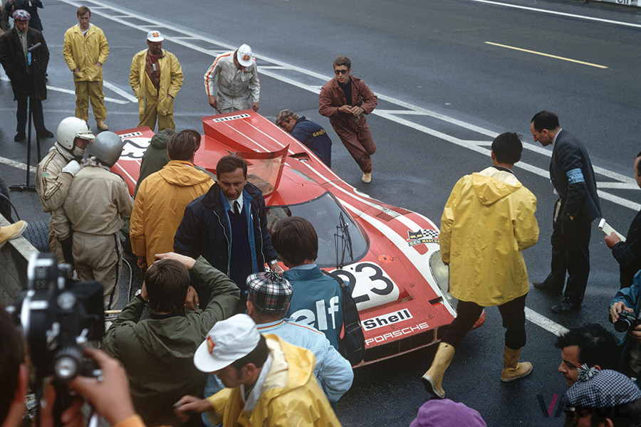 1970年ル・マン24時間。左の白いヘルメットがハンス・ヘルマン、右の灰色のヘルメットがリチャード・アトウッド