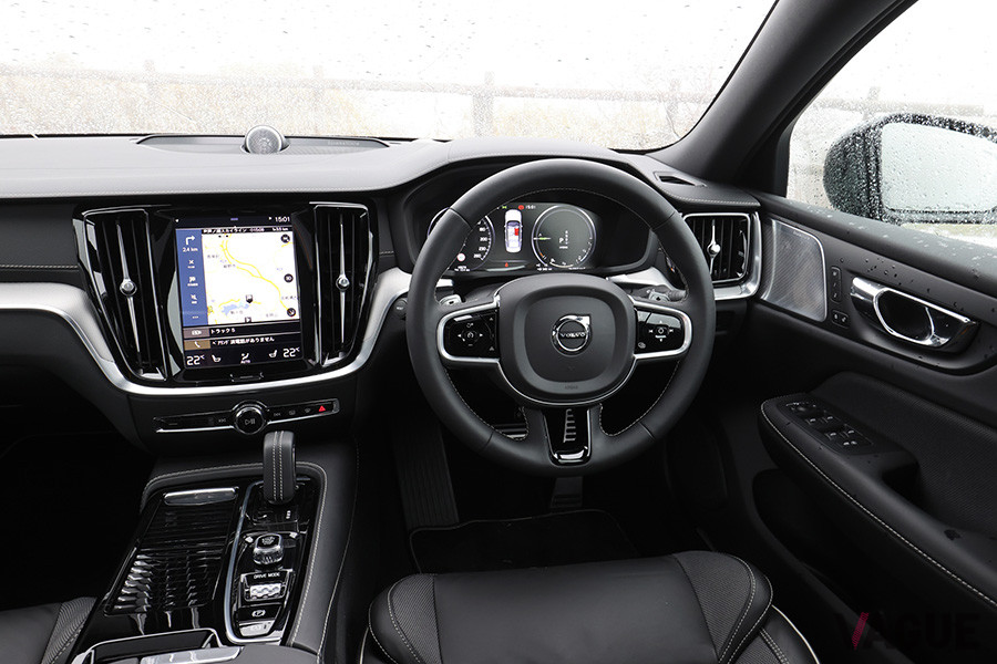 ボルボ「S60 T8ポールスターエンジニアード」のインパネ。ステアリングホイールヒーターは標準装備