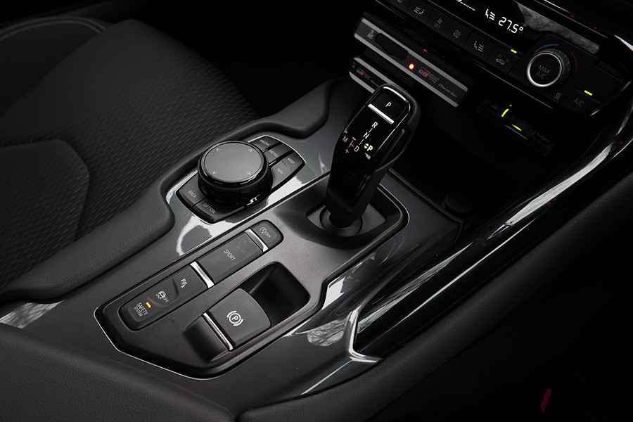 トランスミッションは8速AT