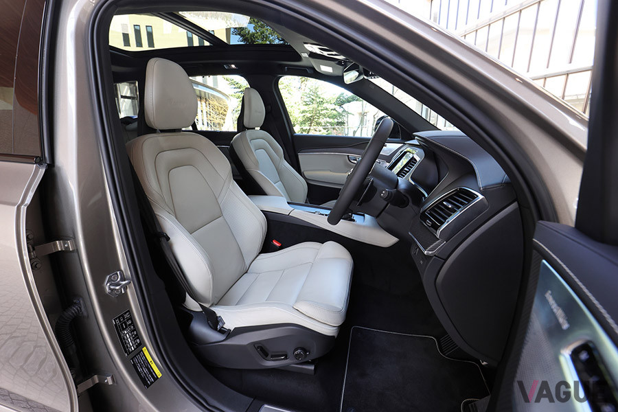 ボルボ「XC90 D5 AWD R-DESIGN」のフロントシート。電動パノラマサンルーフは「プラスパッケージ」のパッケージオプション（23万円）となる