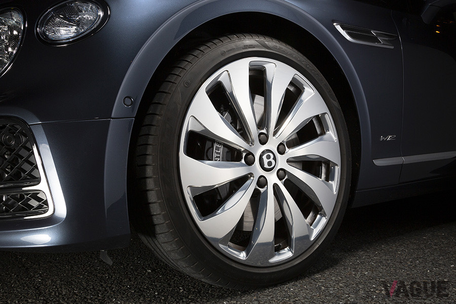 タイヤサイズは、（前）275／35ZR22、（後）315／30ZR22