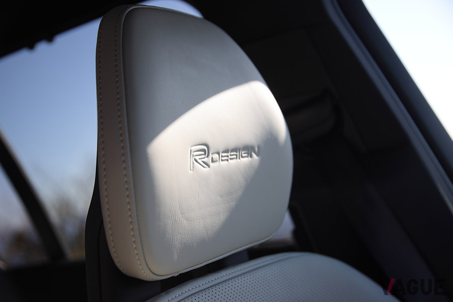 専用シートには「R-Dezign」のロゴが入る。試乗車はファインナッパレザー／パーフォレーテッドレザーコンビネーションシートで23万円のオプション装備