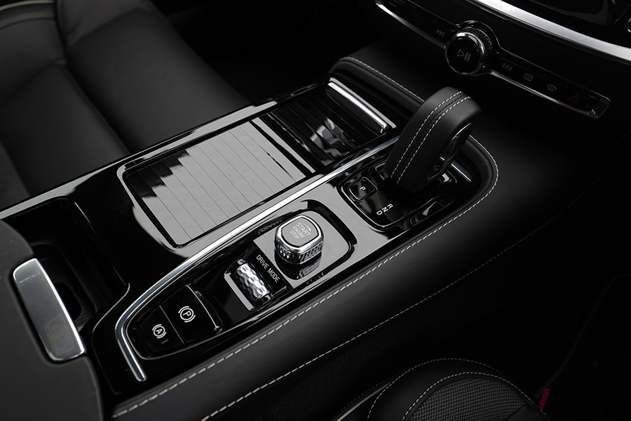 トランスミッションは8速AT