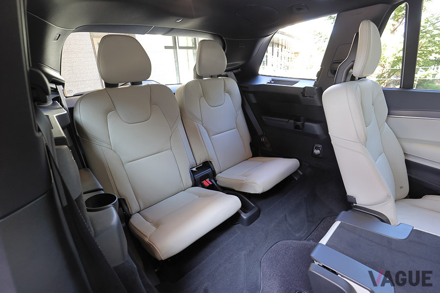 XC90のサードシート。小ぶりだが大人も座れる。足元は狭い