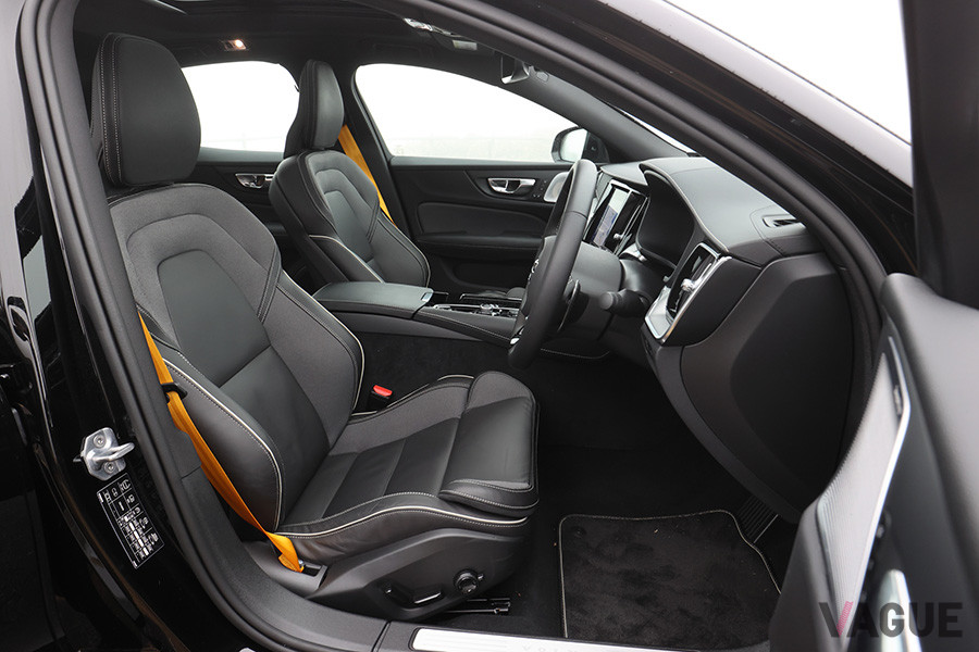 ボルボ「S60 T8ポールスターエンジニアード」のフロントシート。専用ゴールドカラーシートベルトがまぶしい