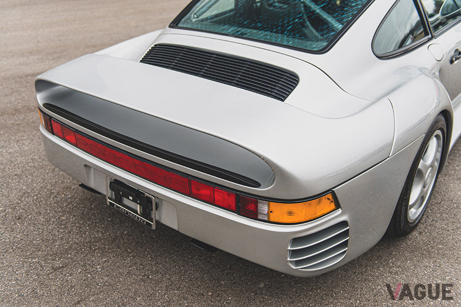 外観でもっとも特徴的なのが、リアのフェンダーから繋がるリアスポイラーだ（C）2020 Courtesy of RM Sotheby's