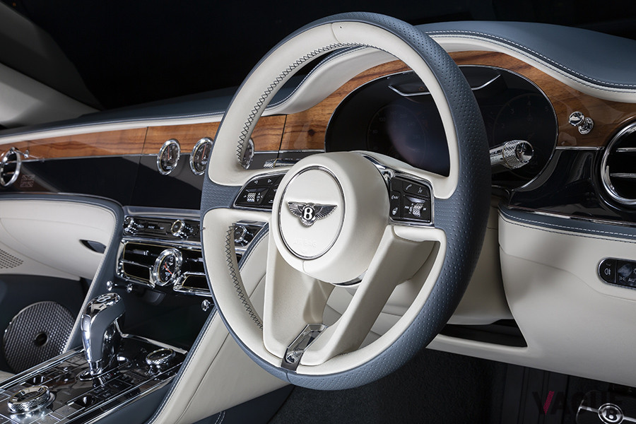 ステアリングの外径には、パンチング処理したレザーが用いられる