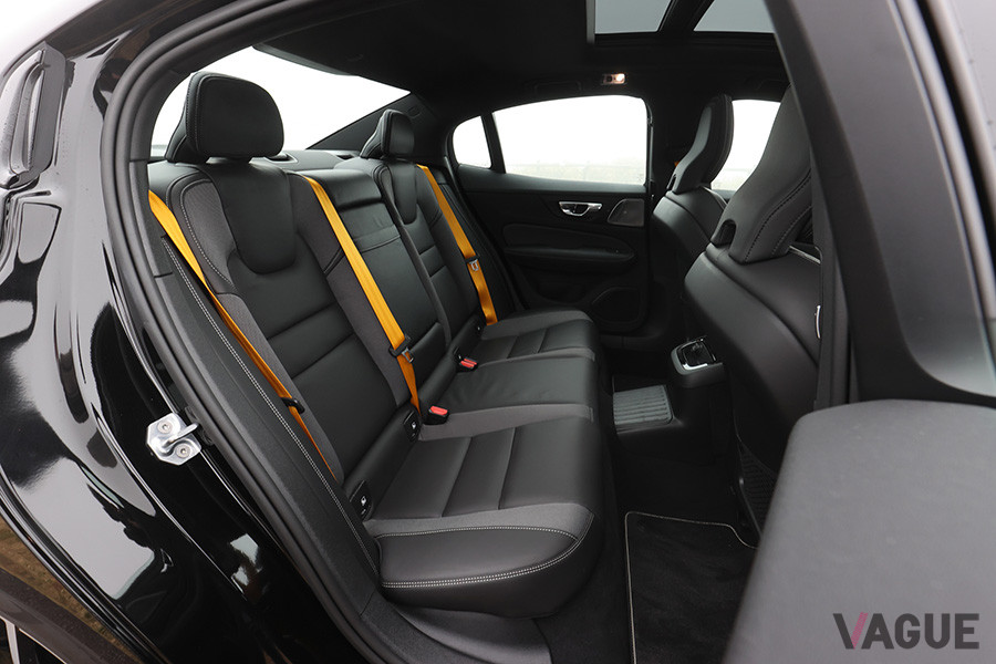 ボルボ「S60 T8ポールスターエンジニアード」のリアシート。こちらもシートベルトはゴールド色