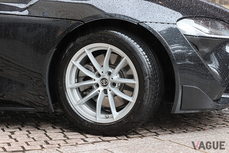 スープラRZは前225／50R17、後255／45R17インチのランフラットタイヤを装備