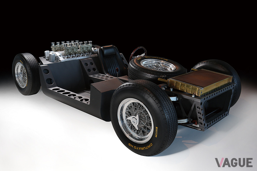 エンジンをクランクケースと一体化したトランスミッション／ディファレンシャルとともに横置き搭載したコンパクトなローリングシャシ