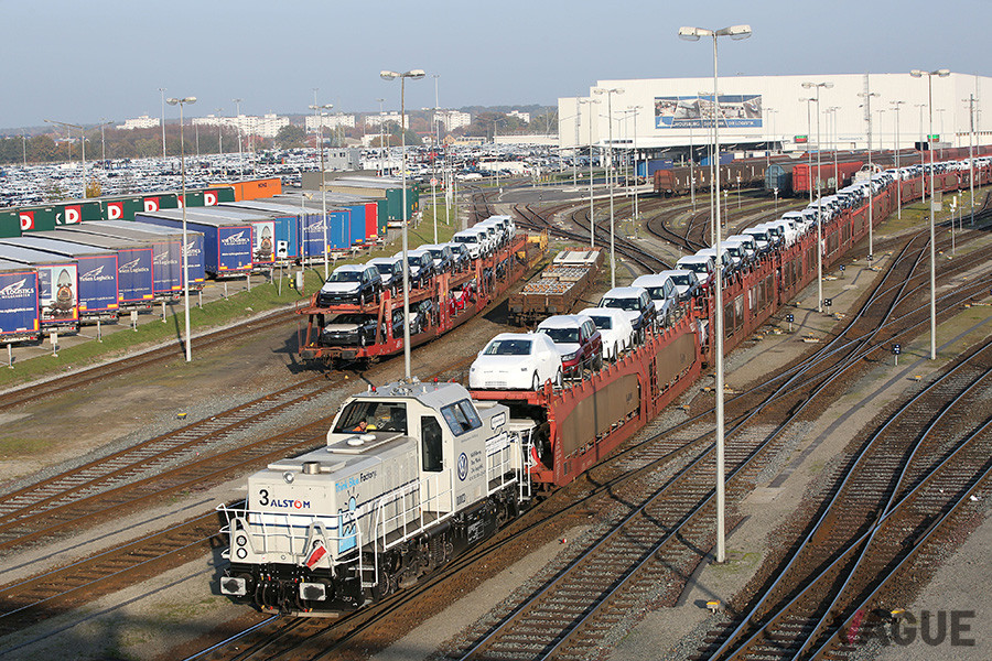 ウォルフスブルク工場には部品を配送する鉄道車両がひっきりなしにやって来て、生産された車両を積載して出ていく