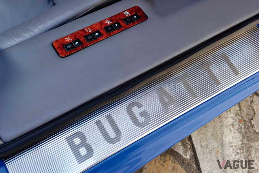 サイドステップに「BUGATTI」の文字