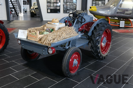 UNIVERSAL / 1956：車両本体の積載量を増やすなど、より多彩な用途に向けて開発された小型トラクター