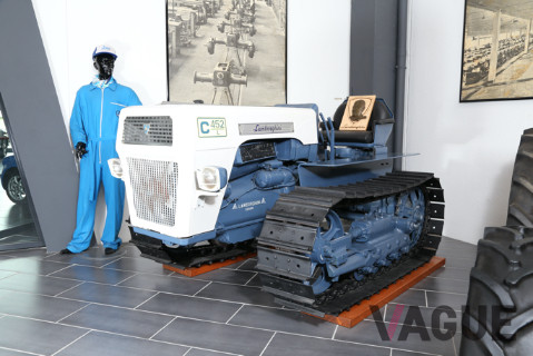 D452L：ランボルギーニが自動車生産に乗り出したのち、1967年以降のトラクターは、新たに標準カラーをホワイトに変更。デザインもより近代的なものとされた