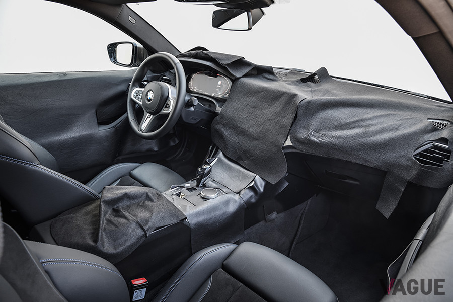 BMW「4シリーズクーペ」のインテリア。細かい部分は黒い布で隠されている