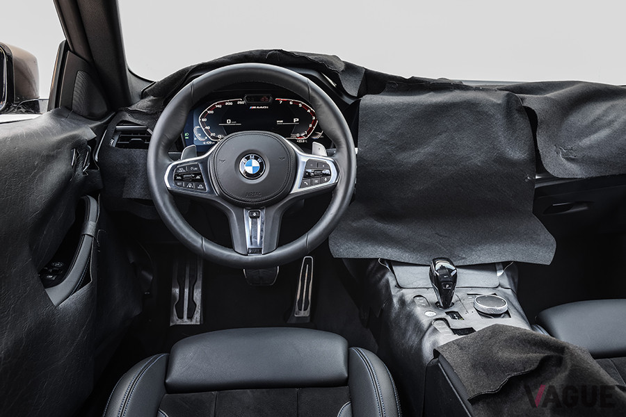 BMW「4シリーズクーペ」のインテリア。細かい部分は黒い布で隠されている