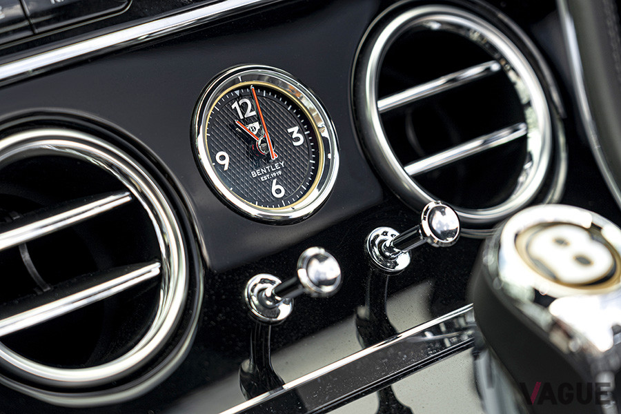 ベントレーの伝統に則り、アナログウォッチが取り付けられる