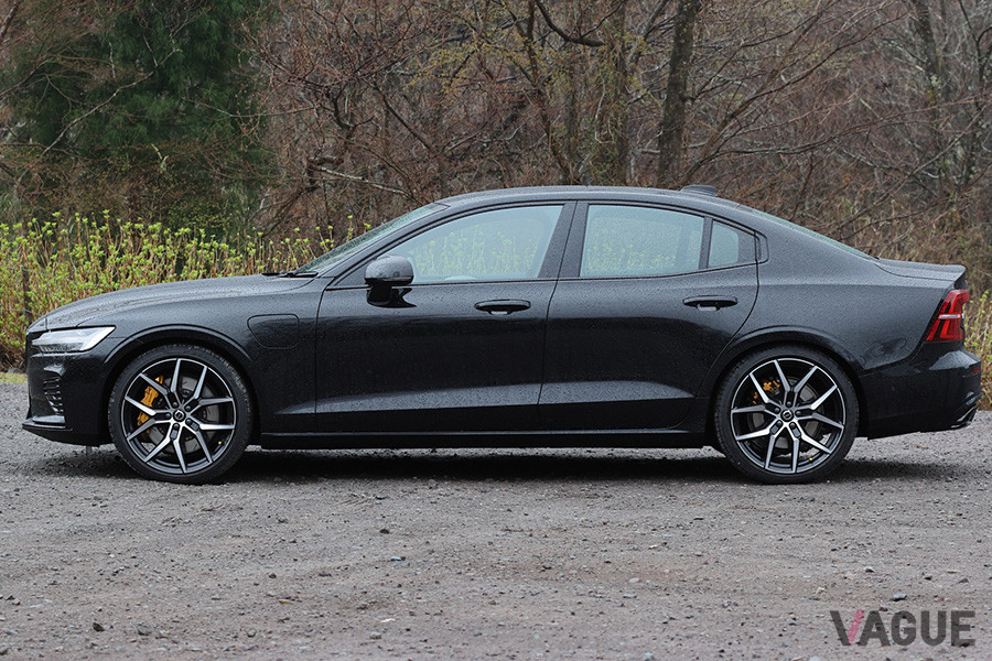 ゴールド色の前後ブレーキキャリパーがポールスターの証拠