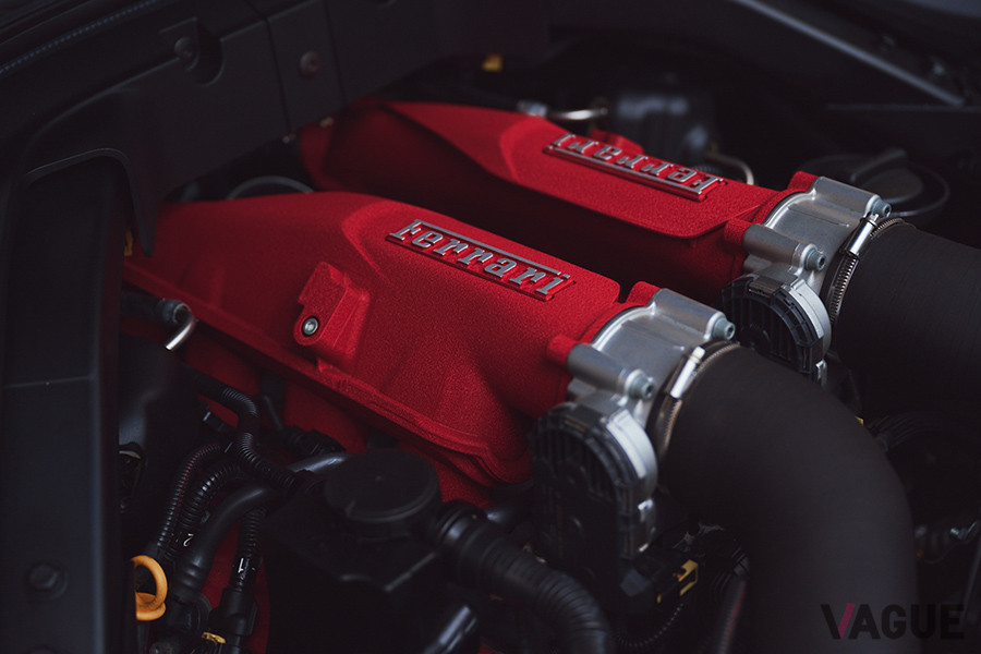 フロントミッドに収まるV型8気筒エンジン