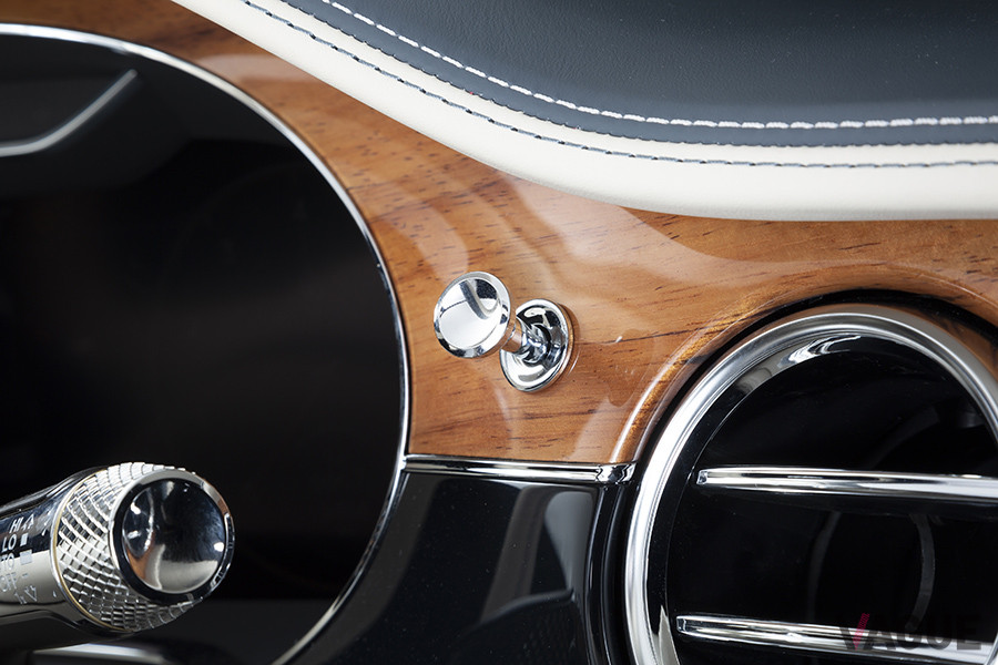 エアアウトレットをコントロールするつまみ