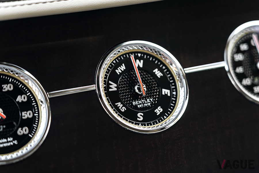 ナビゲーションなどのインフォテイメントパネルを、3種のアナログ計器へと切り替えれば、クラシックな雰囲気でドライブに浸ることができる