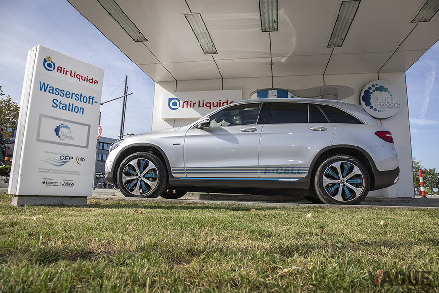 メルセデス・ベンツ「GLC F-CELL」と水素スタンド