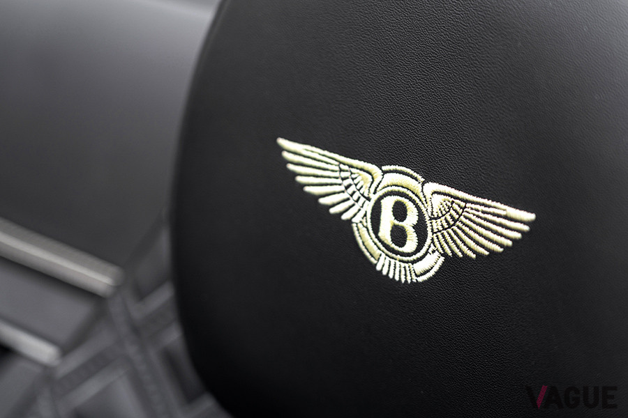 ヘッドレストには、フライングBが刺繍される