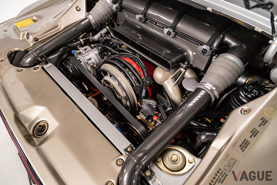 水平対向6気筒ツインターボは、最高出力450ps／6500rpm、最大トルク51.0kgm／5500rpm（C）2020 Courtesy of RM Sotheby's