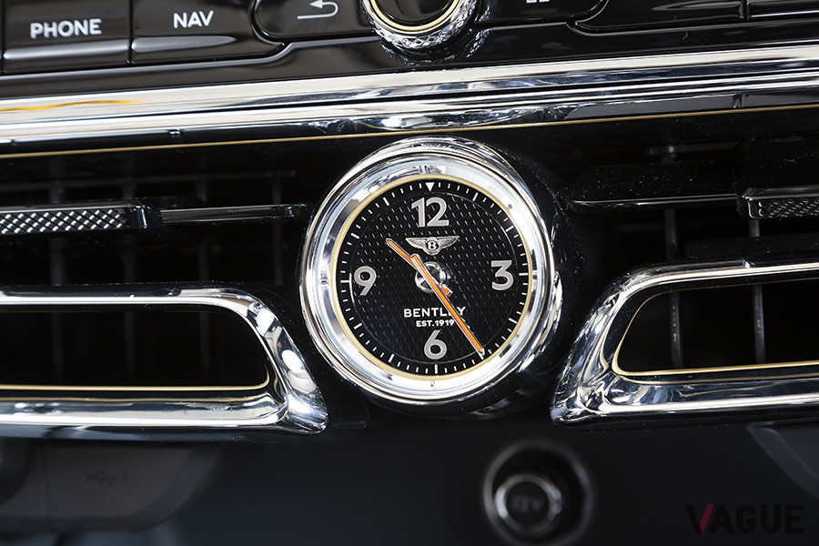 新型フライングスパーにもアナログ時計が採用されている