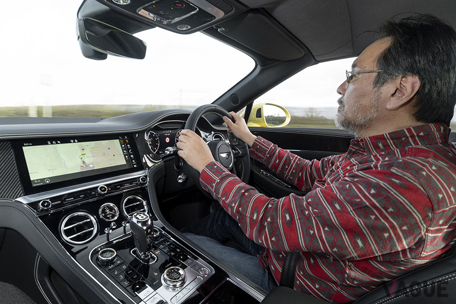 英国のカントリーロードを、モータージャーナリストの山崎元裕氏が試乗