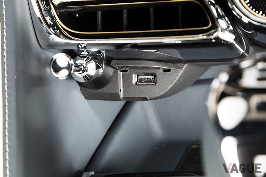 分かりづらいが、USBソケットはセンターコンソールに2箇所