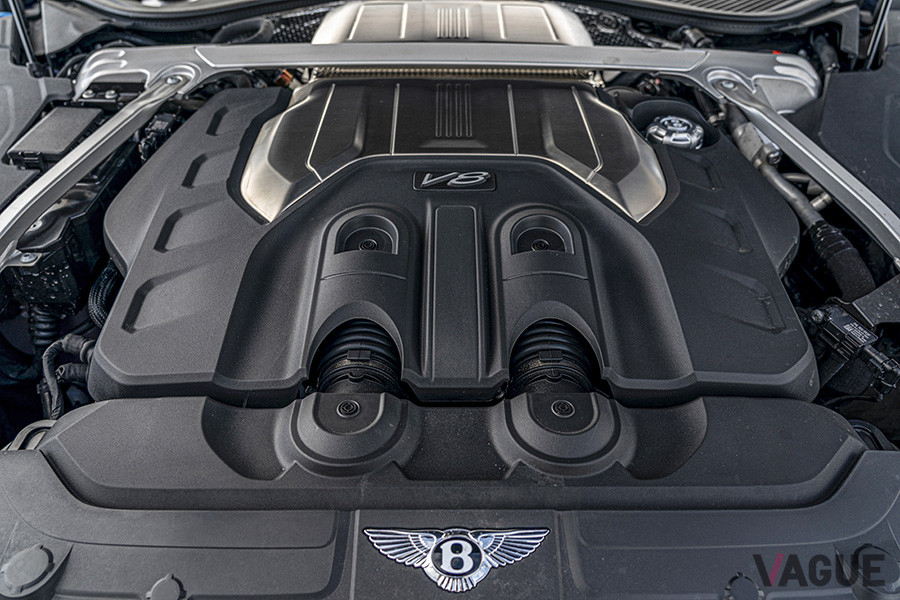 最高出力550ps、最大トルク770Nmという、ラグジュアリーGTとして申し分のない性能をもたらすV型8気筒エンジン