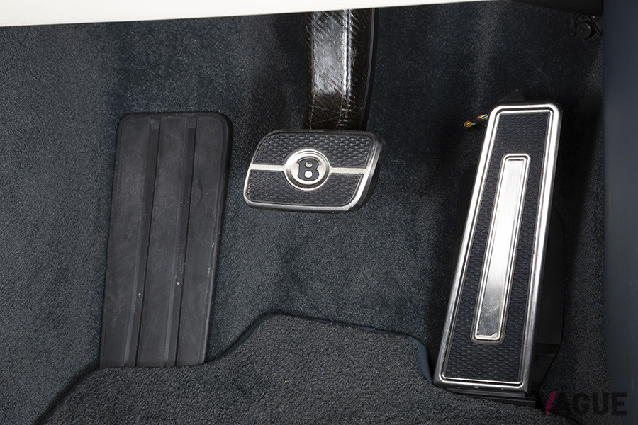 アクセルペダルとブレーキペダル