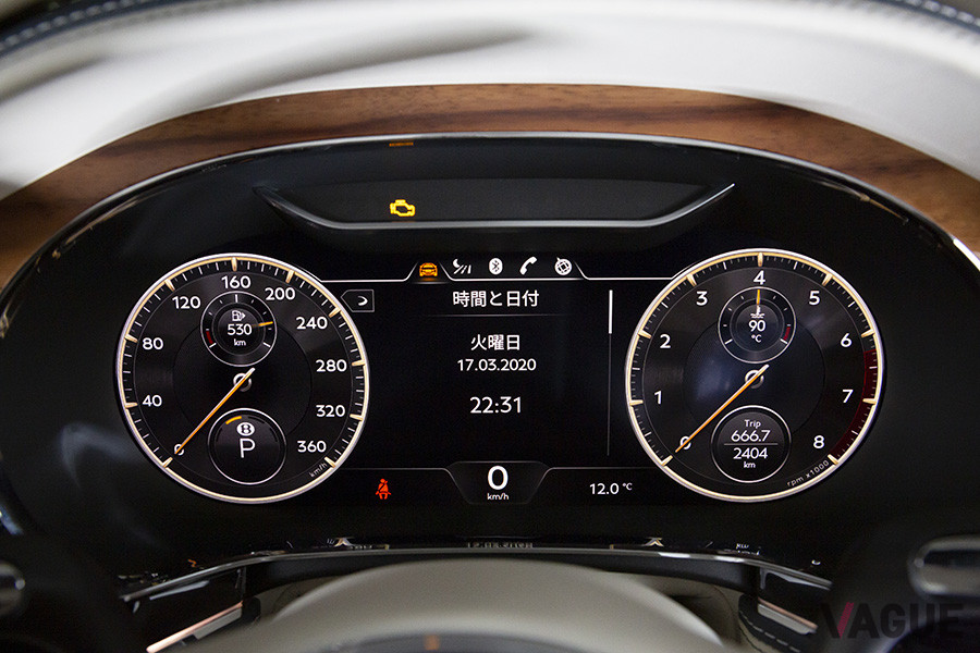 メーターパネルは液晶だが、アナログ表示している