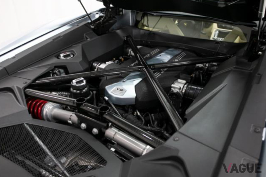 740psを発揮する6498ccの自然吸気V型12気筒エンジン