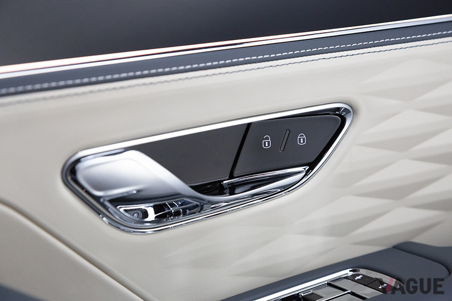 集中ドアロック／ロック解除スイッチとドアリリースハンドル