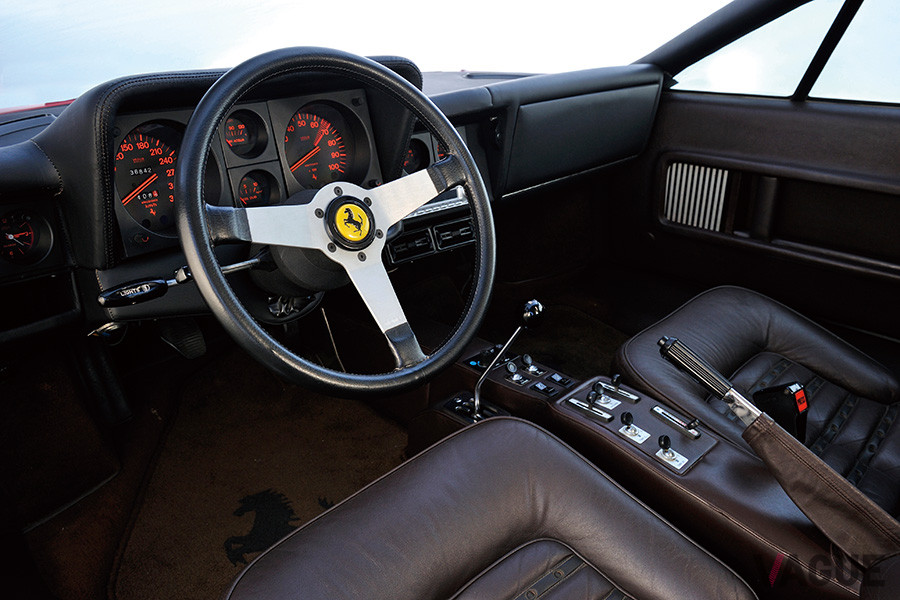 365GT4／BBとメーター周りなど基本的なデザインは踏襲しているが、センターコンソールのスイッチ類が変更されている