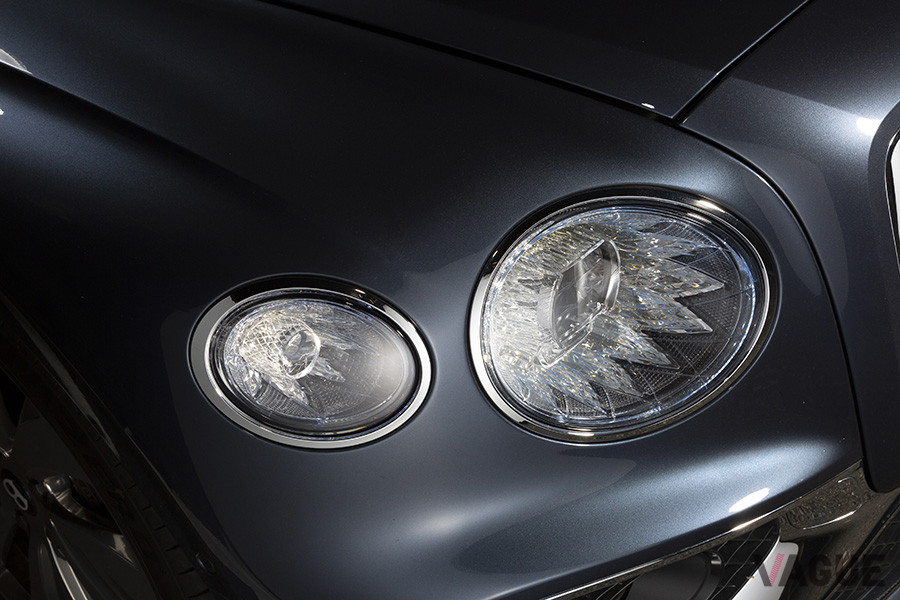 クリスタルカットガラスのような輝きを放つ最新型のLEDマトリクスヘッドライト