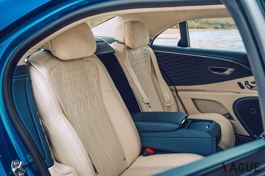 ベントレー「フライングスパー」のリアシートは、コンフォタブルの極地