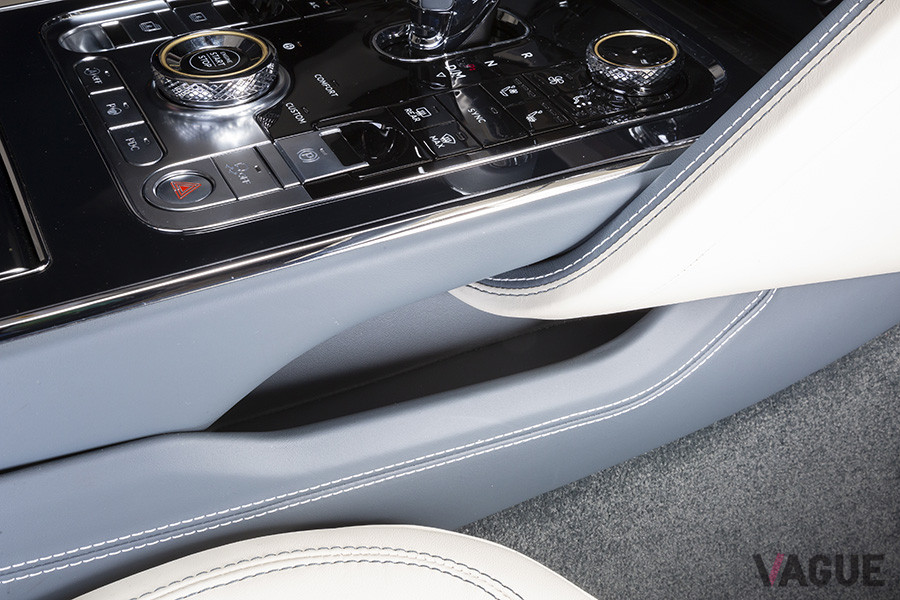 センターコンソールの両サイドには、小さいながらもポケットが備わる