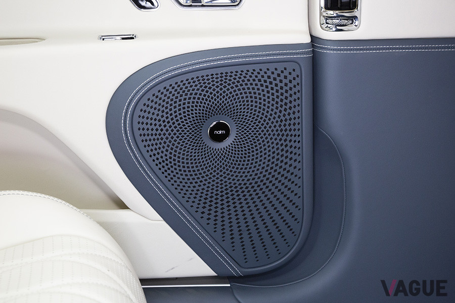 後席のネイム・オーディオ製スピーカー