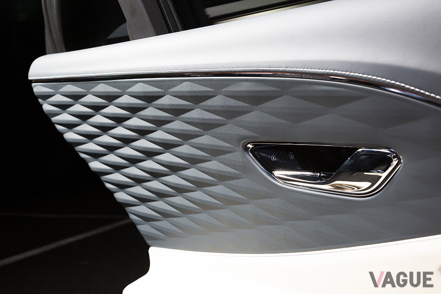 インテリアでの見どころとなる世界初の立体テクスチャ・レザー