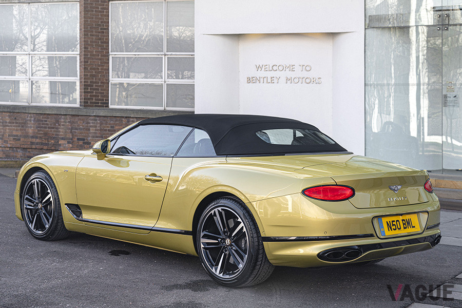 ソフトトップを閉じた状態のベントレー・コンチネンタルGT V8コンバーチブル