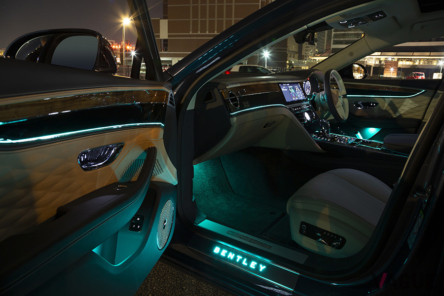 キャビンのルームライトは7色から選ぶことができる